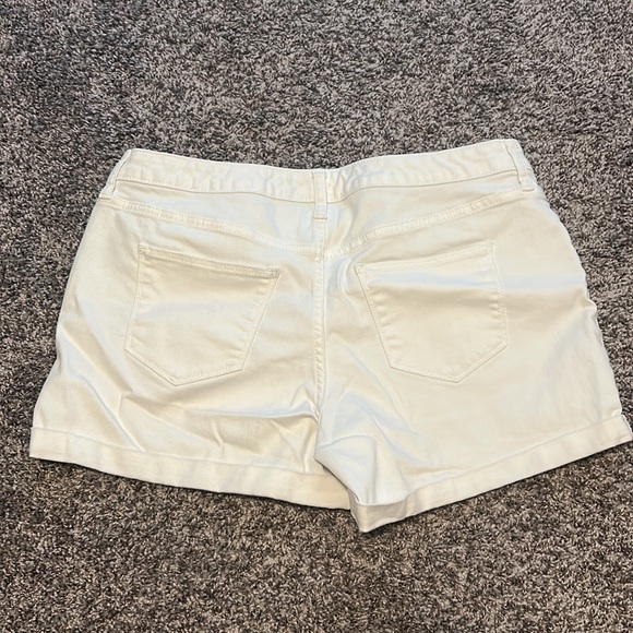White shorts Universal Thread mid rise midi - Picture 2 of 3